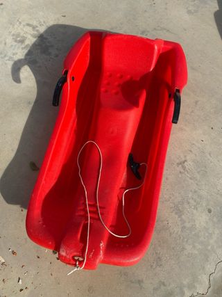 Trineo rojo con cuerda