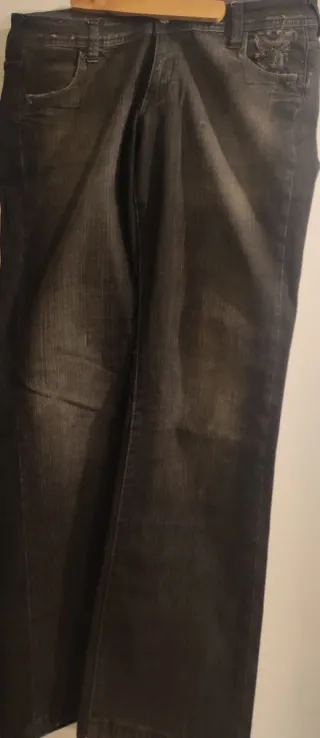 Pantalones vaqueros grises desgastados