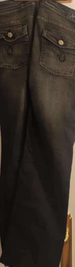 Pantalones vaqueros grises desgastados