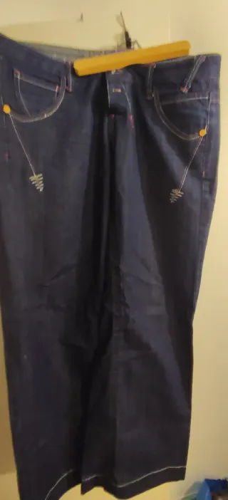 Pantalones vaqueros grises desgastados