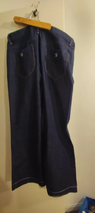 Pantalones vaqueros grises desgastados