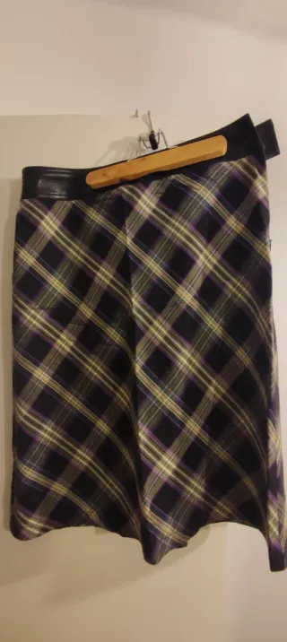 Pantalones vaqueros grises desgastados