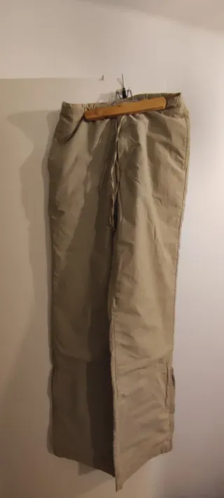 Pantalones vaqueros grises desgastados