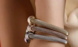 Pulsera rígida con perlas