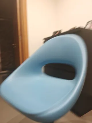 Cadeira de escritório azul e branca