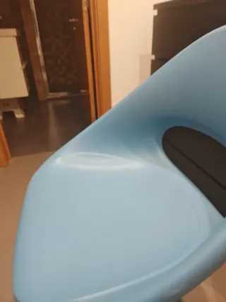 Cadeira de escritório azul e branca