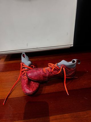Botas de fútbol rojas y grises - niños 6/7 años