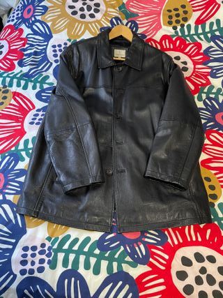 Chaquetón de cuero negro