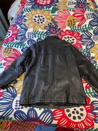 Chaquetón de cuero negro