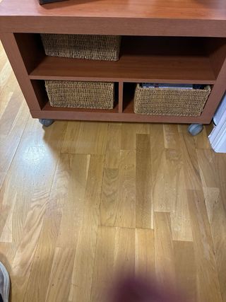 Mesa TV madera con ruedas