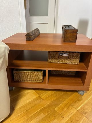 Mesa TV madera con ruedas