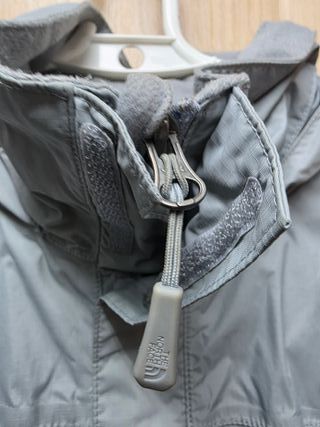 Chubasquero The North Face gris