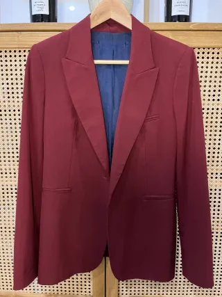 Americana burdeos elegante mujer