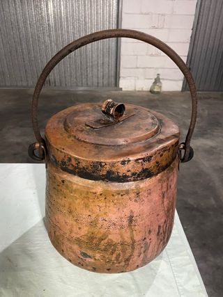 Pentola in rame antica con manico