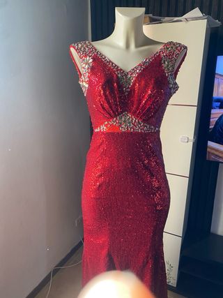 Abito rosso scintillante con paillettes