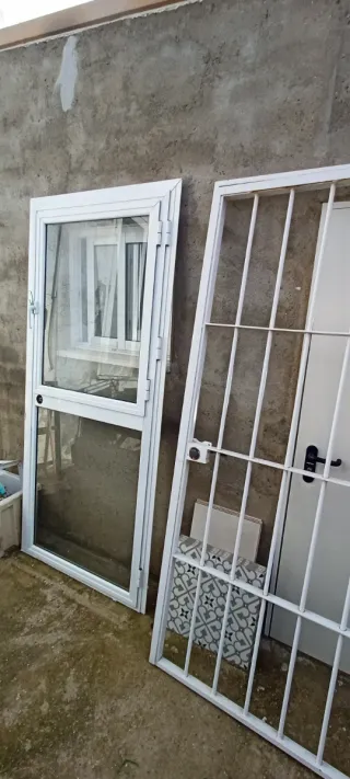 Puerta aluminio y puerta reja hierro