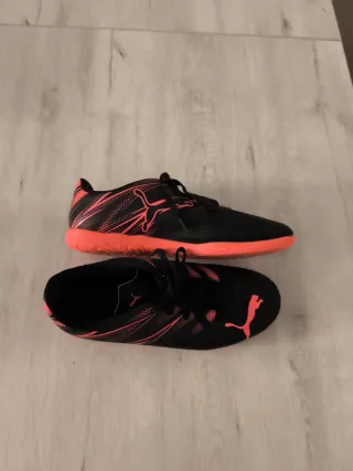 Zapatillas Fútbol Sala Puma Negras y Rosas