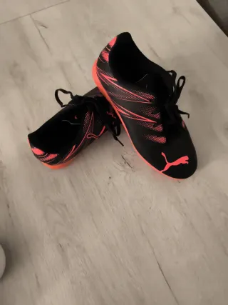 Zapatillas Fútbol Sala Puma Negras y Rosas