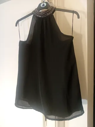 Blusa negra con pedrería,prácticamente nueva