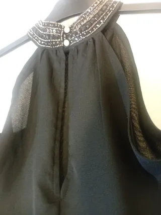 Blusa negra con pedrería,prácticamente nueva