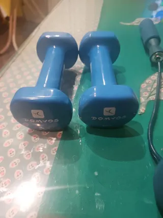 Mancuerna vinilo 1.5kg y cuerda saltar inalambrica