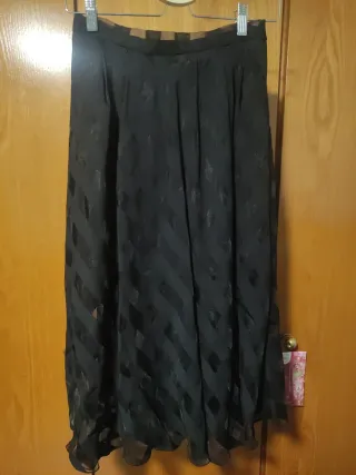 Falda midi negra con estampado