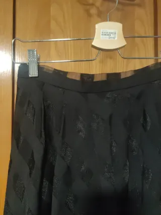 Falda midi negra con estampado