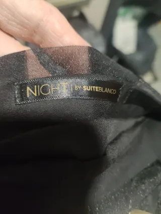 Falda midi negra con estampado