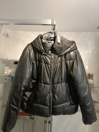 Cazadora acolchada negra con capucha