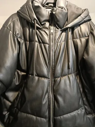 Cazadora acolchada negra con capucha