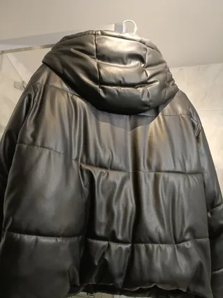 Cazadora acolchada negra con capucha