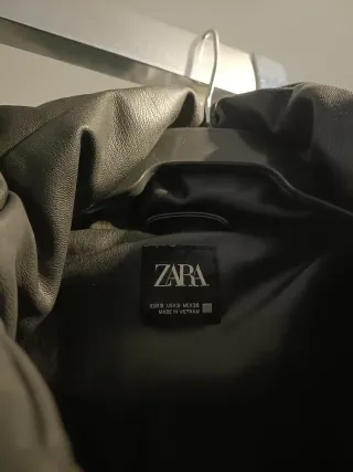 Cazadora acolchada negra con capucha