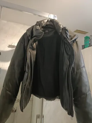 Cazadora acolchada negra con capucha