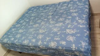 Colchón de muelles con base tapizada sin patas