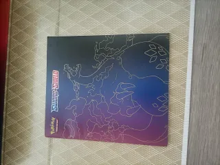 Caja Pokémon Charizard Espada y Escudo Original