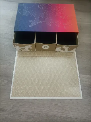 Caja Pokémon Charizard Espada y Escudo Original