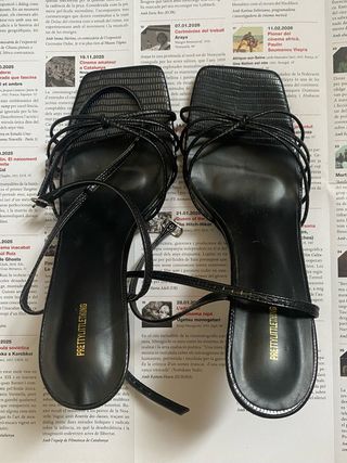 Sandalias Pretty Little Thing tacón tiras