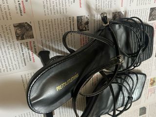 Sandalias Pretty Little Thing tacón tiras