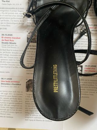 Sandalias Pretty Little Thing tacón tiras