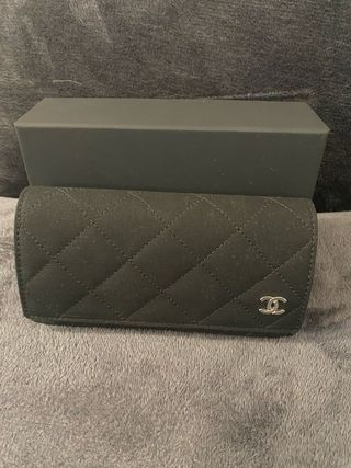 Occhiali da sole Chanel neri e bianchi