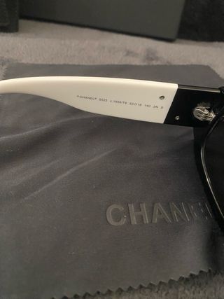 Occhiali da sole Chanel neri e bianchi