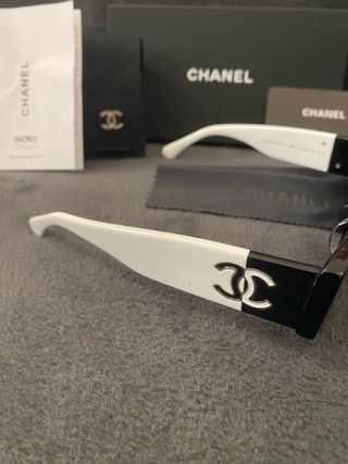 Occhiali da sole Chanel neri e bianchi