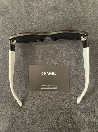 Occhiali da sole Chanel neri e bianchi