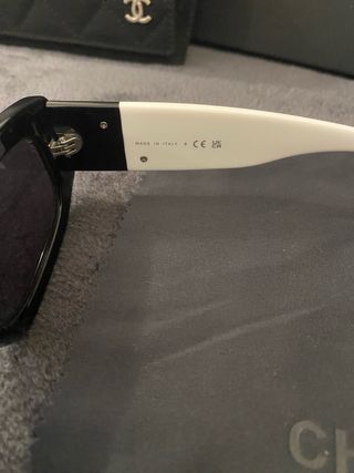 Occhiali da sole Chanel neri e bianchi