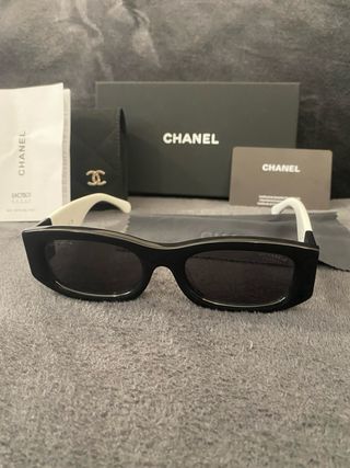 Occhiali da sole Chanel neri e bianchi