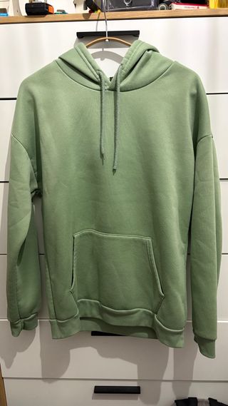 Sudadera verde con capucha