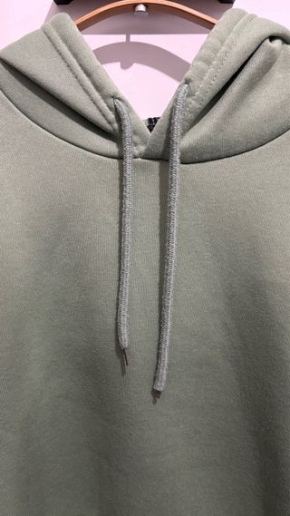 Sudadera verde con capucha