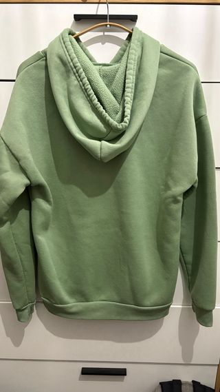 Sudadera verde con capucha
