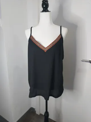 Camiseta tirantes con bordado V