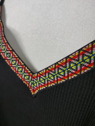 Camiseta tirantes con bordado V